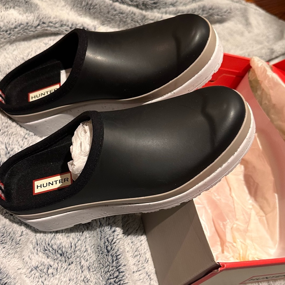 Hunter women’s play speckle sole clogs